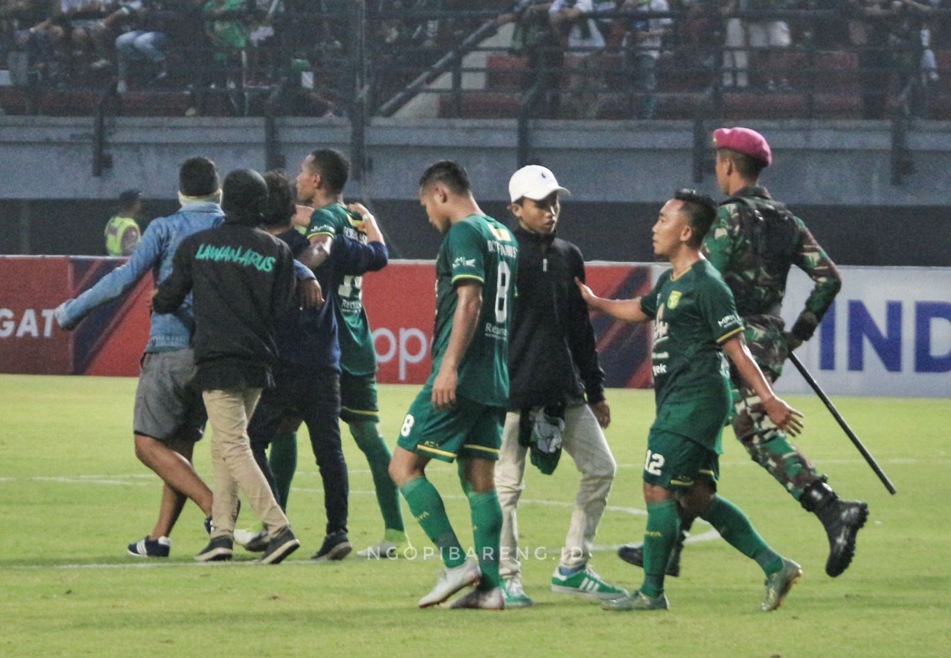 Pemain Persebaya saat dihadang oleh Bonek Mania usai lawan PSS Sleman, Selasa 29 Oktober 2019. (Foto: Haris/ngopibareng.id)