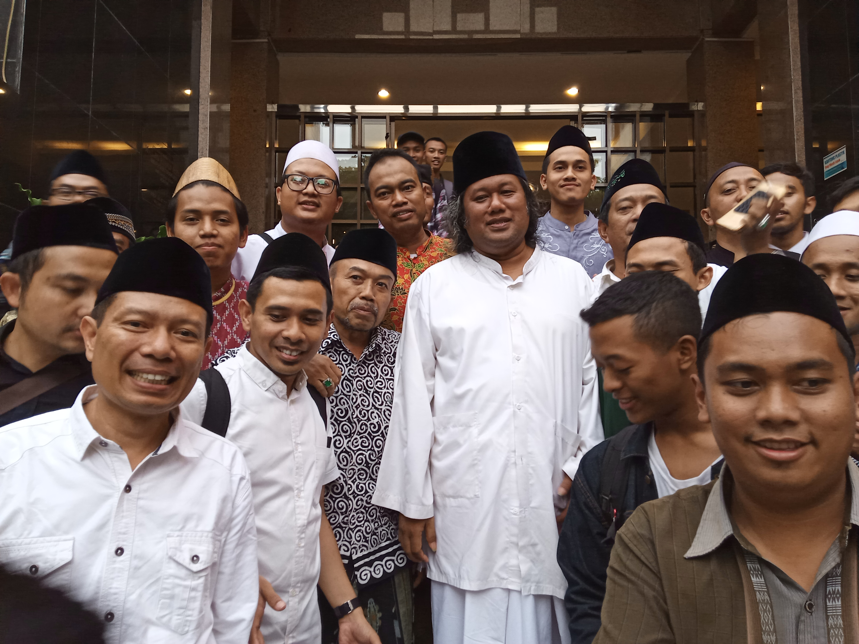 Kiyai Ahmad Muwafiq atau yang akrab disapa Gus Muwafiq saat melayani para jemaah berfoto bersama (Theo/ngopibareng.id)