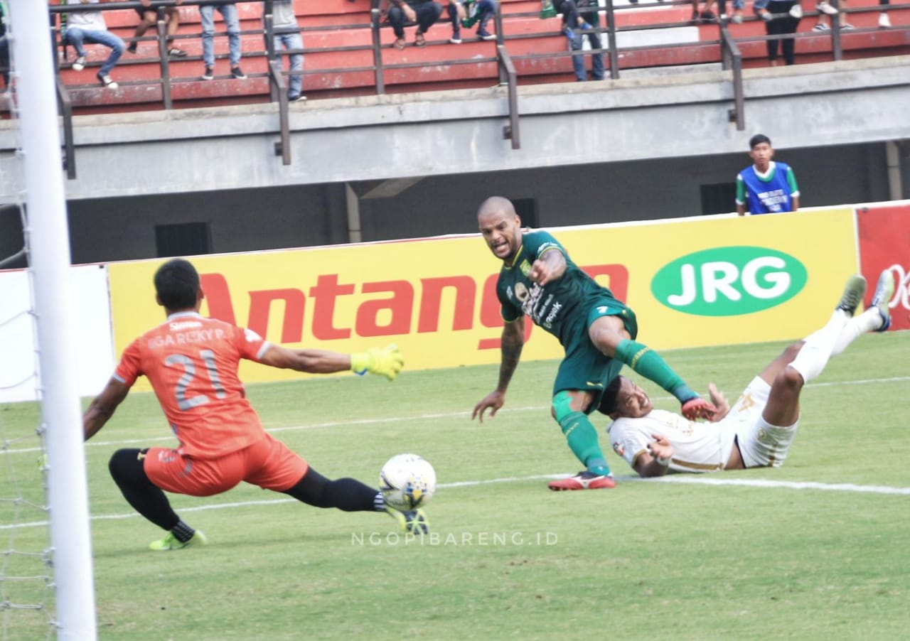 Pemain Persebaya David da Silva saat menghadapi PSS Sleman di GBT. (Foto: Haris/ngopibareng.id)