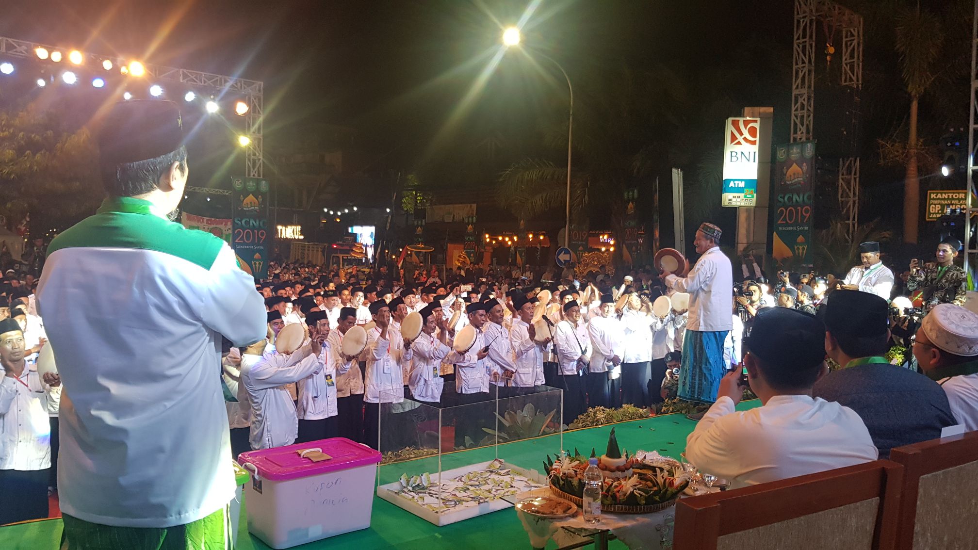 Gus Ali menjadi penabung rebana pada Santri Culture Night Carnival (SCNC) di depan gedung Pengurus Wilayah Nahdlatul Ulama (PWNU) Jatim. (Foto: akun fb ustad Ma'ruf Khozin)