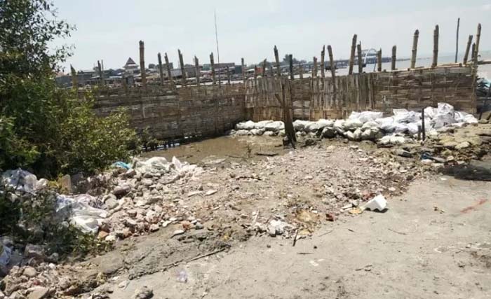 Reklamasi liar yang dilakukan secara diam-diam di Pantai Ria Kenjeran. (Foto:Antara)