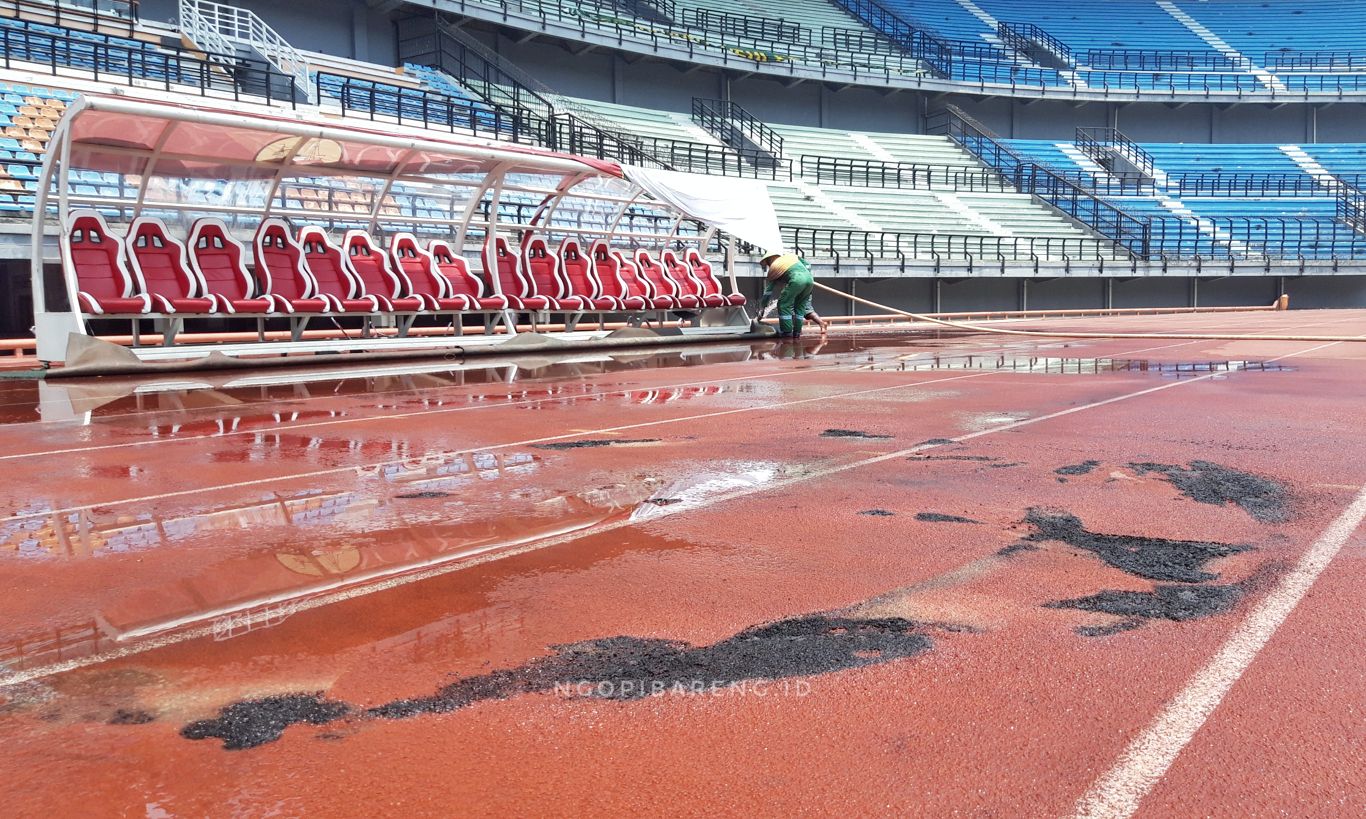 Kondisi lintasan atletik pasca dibakar Bonek semalam. (Foto: Haris/ngopibareng.id)