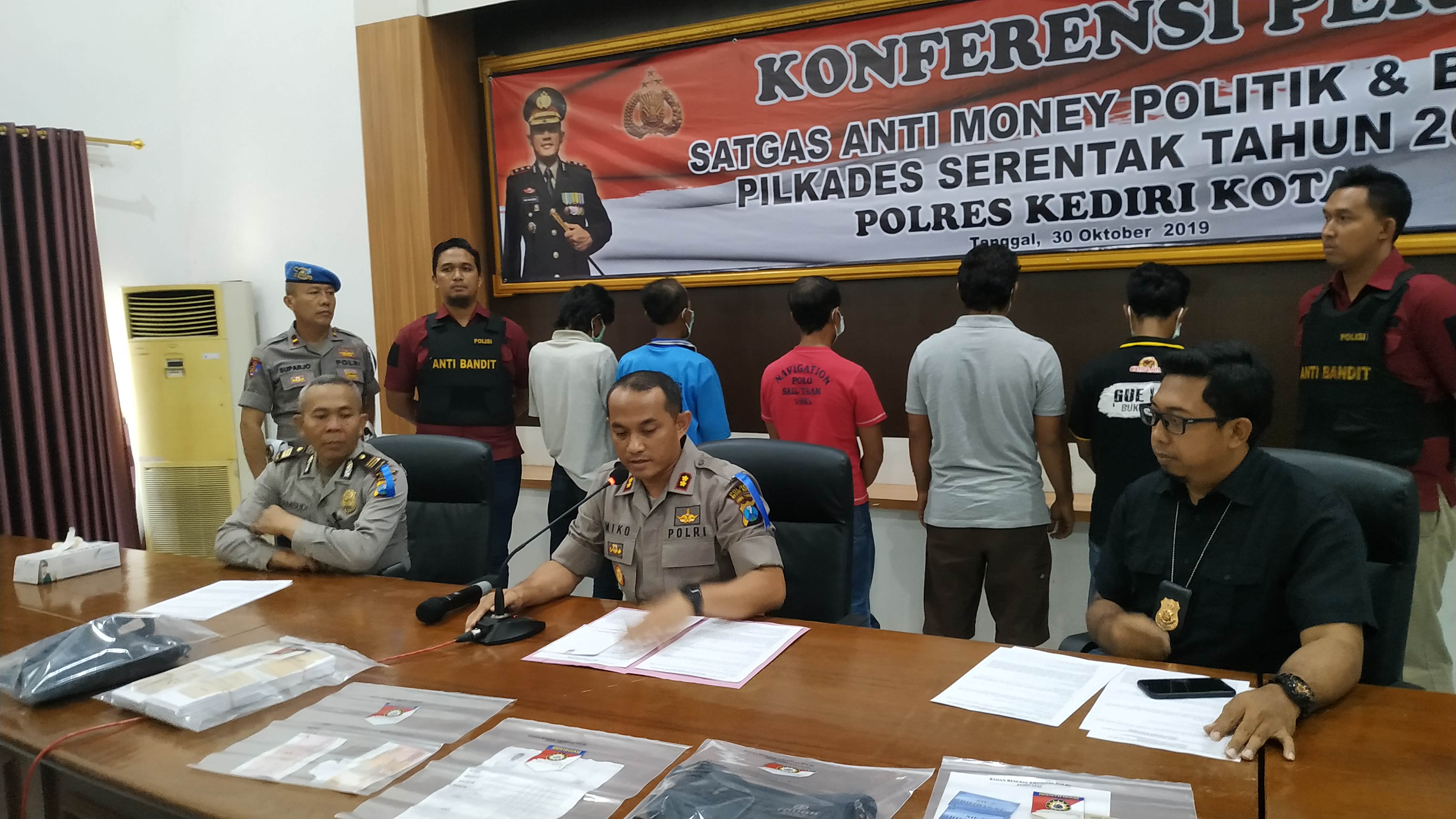 Lima warga diamankan di Polres Kediri Kota terkait kasus dugaan suap Pilkades (Foto: Fendi/ngopibareng)