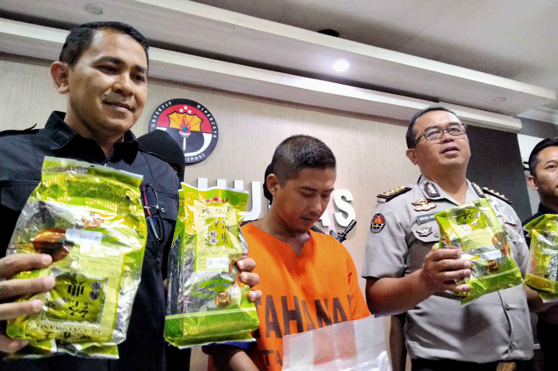 Polda Jatim menunjukkan tersangka dan barang bukti sabu-sabu di Gedung Polda Jatim, Surabaya, Rabu 30 Oktober 2019. (Fariz/ngopibareng.id)