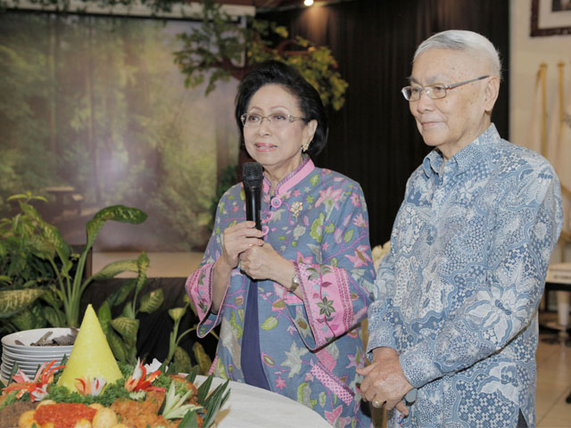 Profesor Henry Alexis Rudolf atau HAR Tilaar dan istri, Martha Tilaar. (Foto: Marta Tilaar Group)