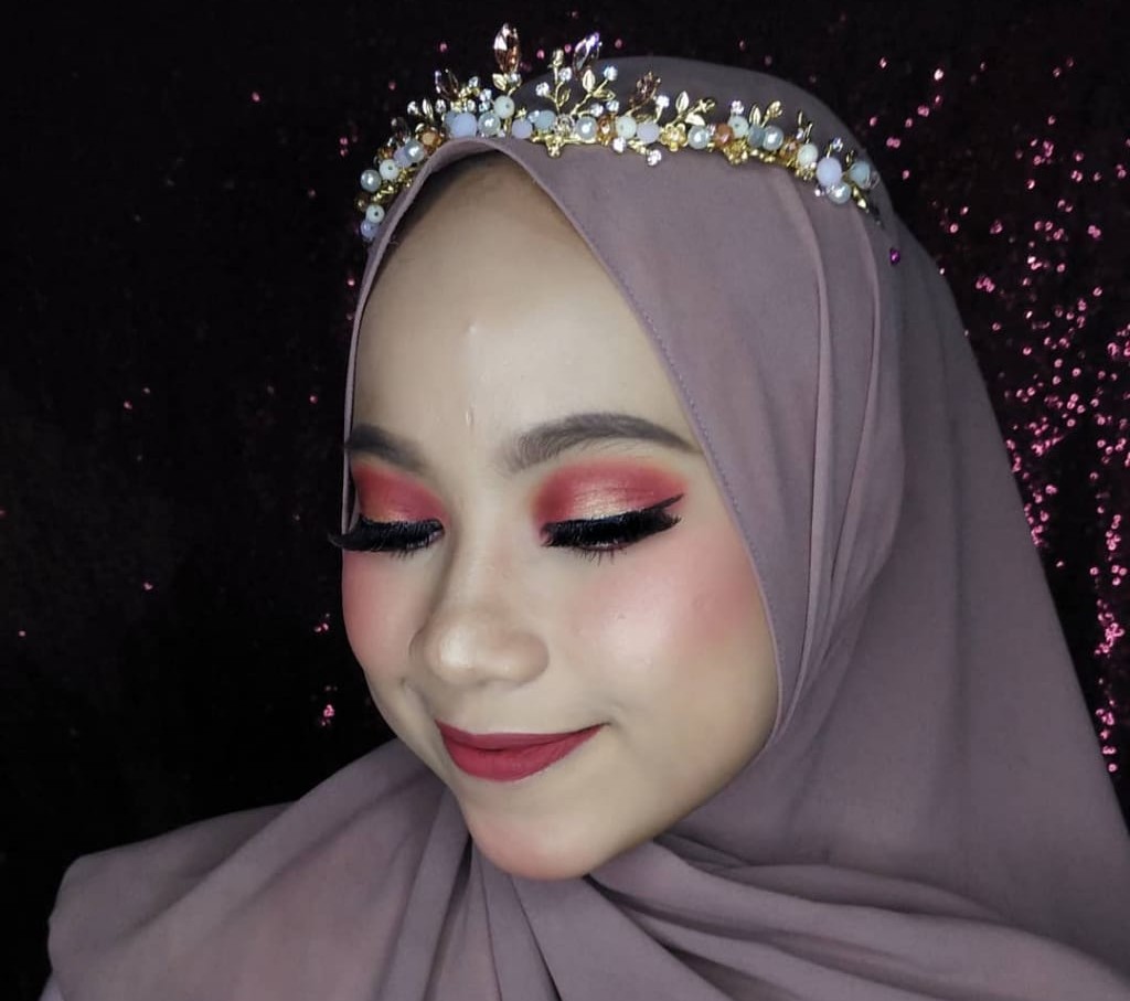 Sunset look yang diaplikasikan pada model oleh MUA Fikrul Amiroh. (Foto: Istimewa)