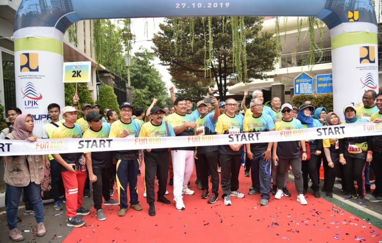 Para peserta fun run bersiap di garis start. Kegiatan fun run yang digelar Kementerian PUPR ini dalam rangka menyambut Hari Konstruksi Indonesia. (Foto: Kementerian PUPR)