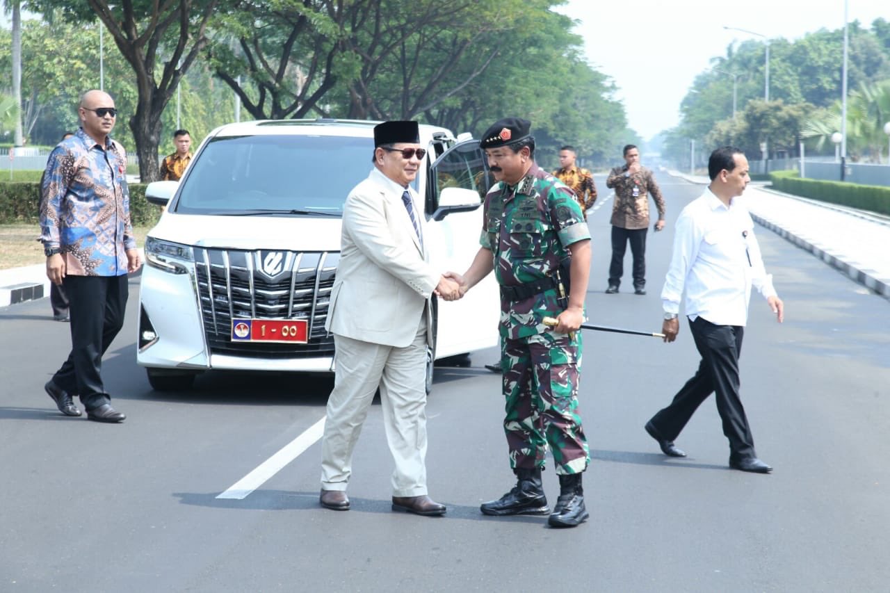 Menteri Pertahanan Prabowo Subianto saat tiba di Mabes TNI. (Foto: @prabowo)