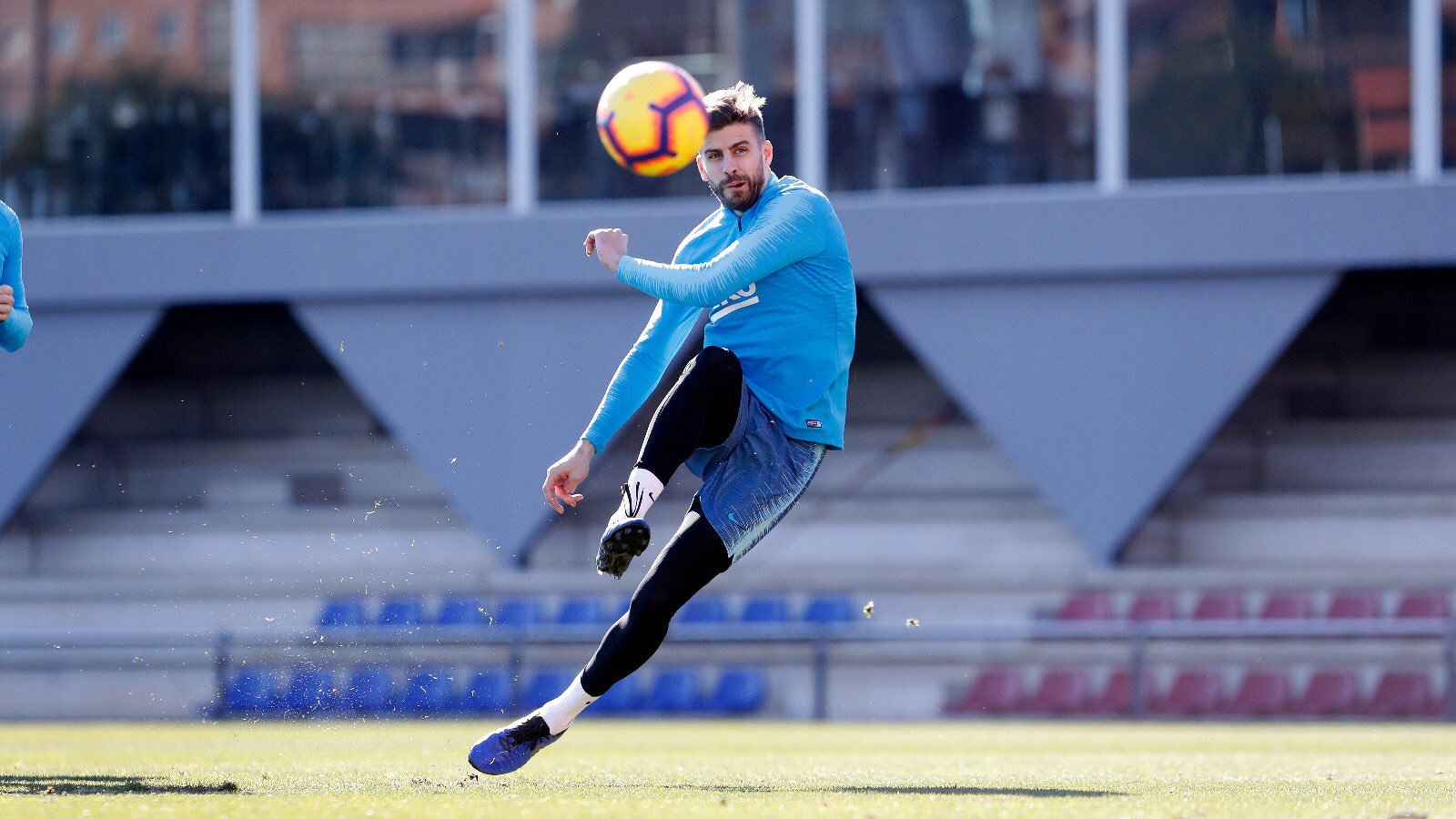 Gerard Pique dan sejumlah pemain lain rela potong gaji demi membantu klub datang Neymar dari PSG. (Foto: 