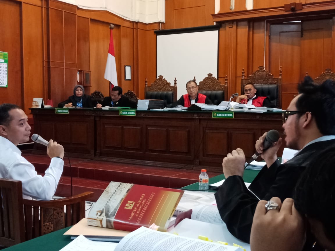 Kepala Bappeko Eri Cahyadi saat dicecar hakim dalam sidang Gubeng Ambles. (Foto: Istimewa)