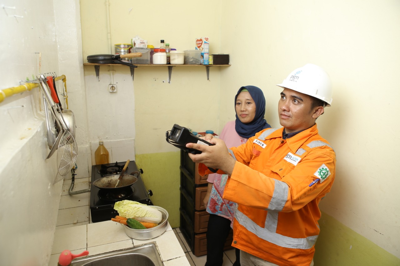 Salah satu petugas dari PGN sedang memeriksa jaringan gas di rumah warga.