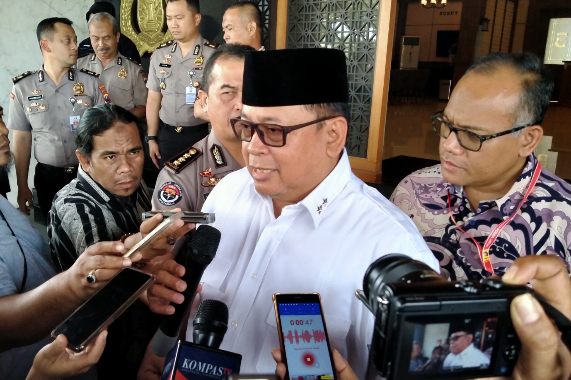 Kapolda Jatim, Irjen Pol Luki Hermawan saat memberi keterangan di Mapolda Jatim, Surabaya, Jumat 1 November 2019. (Foto:  Fariz/ngopibareng.id)