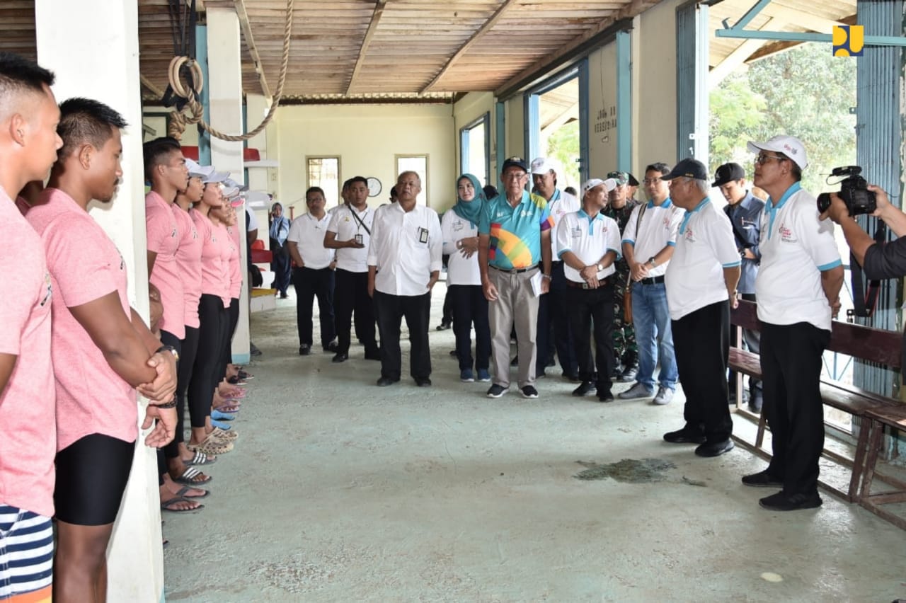 Menteri Pekerjaan Umum dan Perumahan Rakyat yang juga Ketua Umum Persatuan Olahraga Dayung Seluruh Indonesia (PODSI), Basuki Hadimuljono saat memberikan pengarahan kepada para atlet dayung. (Foto: Kementerian PUPR)