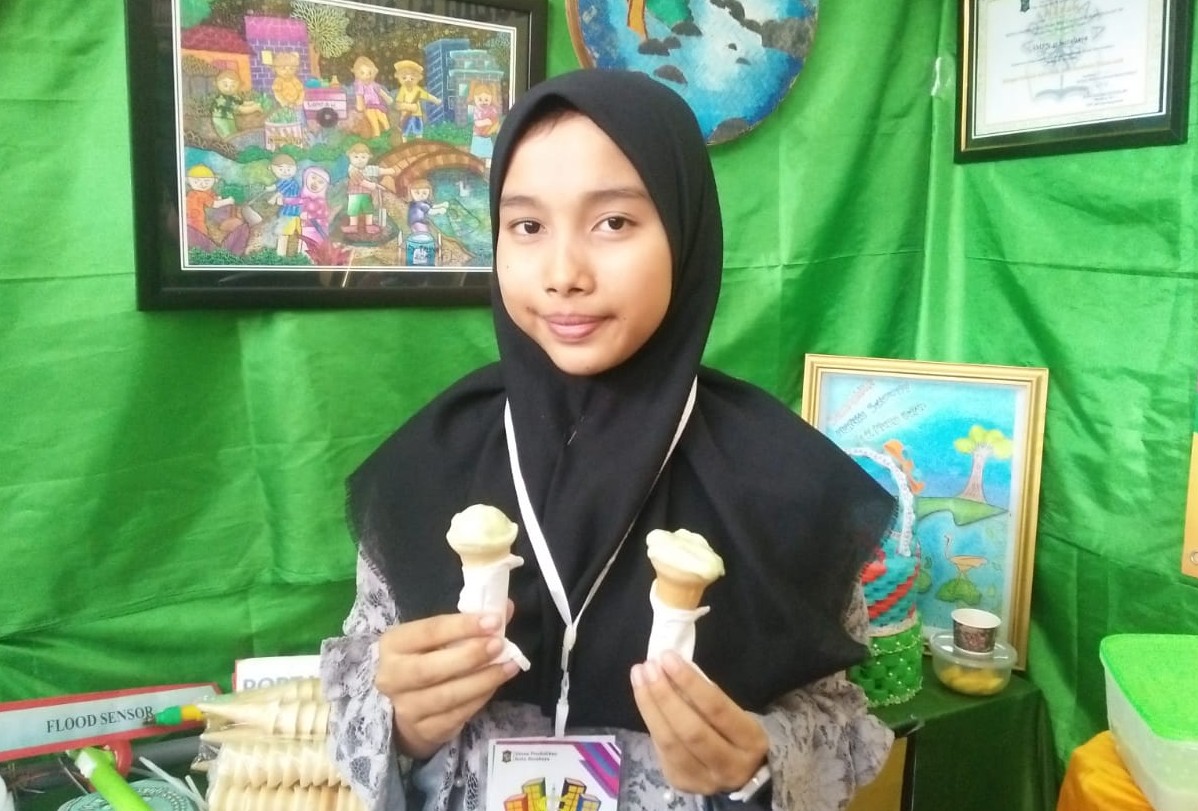 Amelia Made Putri saat menunjukan es krim berbahan kulit kacang hijau kreasinua bersama teman-temanya. (Foto: istimewa)