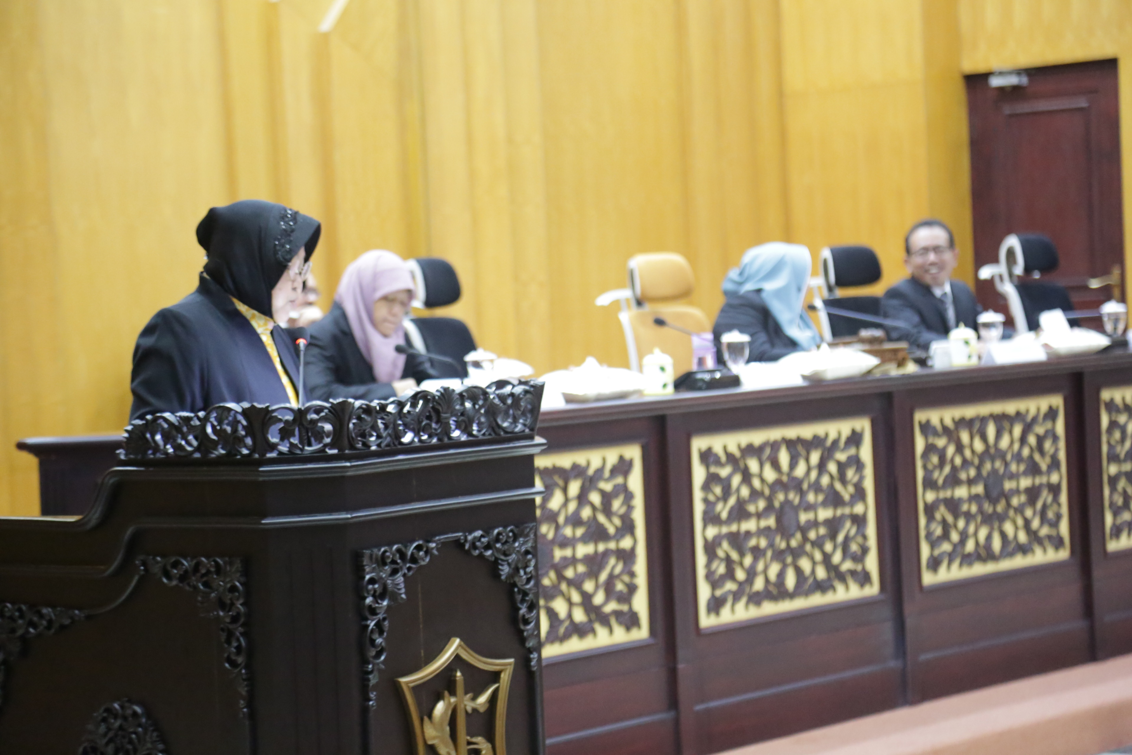 Tri Rismaharini saat Rapat Paripurna di DPRD Kota Surabaya. (foto: istimewa)