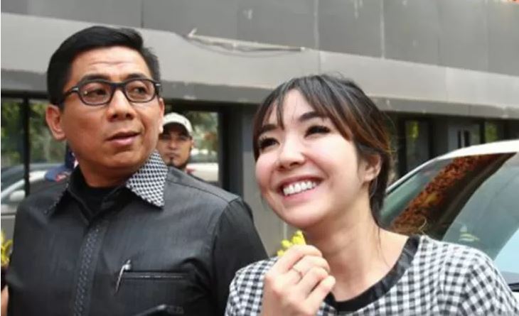  Artis Gisella Anastasia (kanan) didampingi penasehat hukumnya Sandiy Arifin (kiri) usai menjalani pemeriksaan di Krimsus, Polda Metrojaya, Jakarta, Rabu 30 Oktober 2019. Polisi memeriksa Gisella Anastasia sebagai saksi pelapor terkait kasus video asusila mirip dirinya, dan pemeriksaan tersebut juga terkait dengan laporan Gisella pada Jumat lalu soal pencemaran nama baik. (Foto: Antara/Reno Esnir)