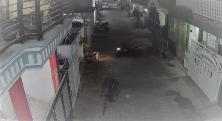 Screenshot rekaman CCTV saat maling menyatroni rumah warga di Perumahan Gunung Anyar Regency. (Foto: Istimewa)