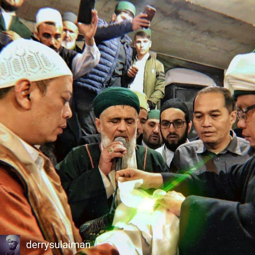 Opick 'Tombo Ati' didampingi Dewan Ulama Thariqah Internasional asal Turki, saat mencuci atau membasuh rambut Nabi Muhammad SAW. (Foto: Instagram @derrysulaiman)