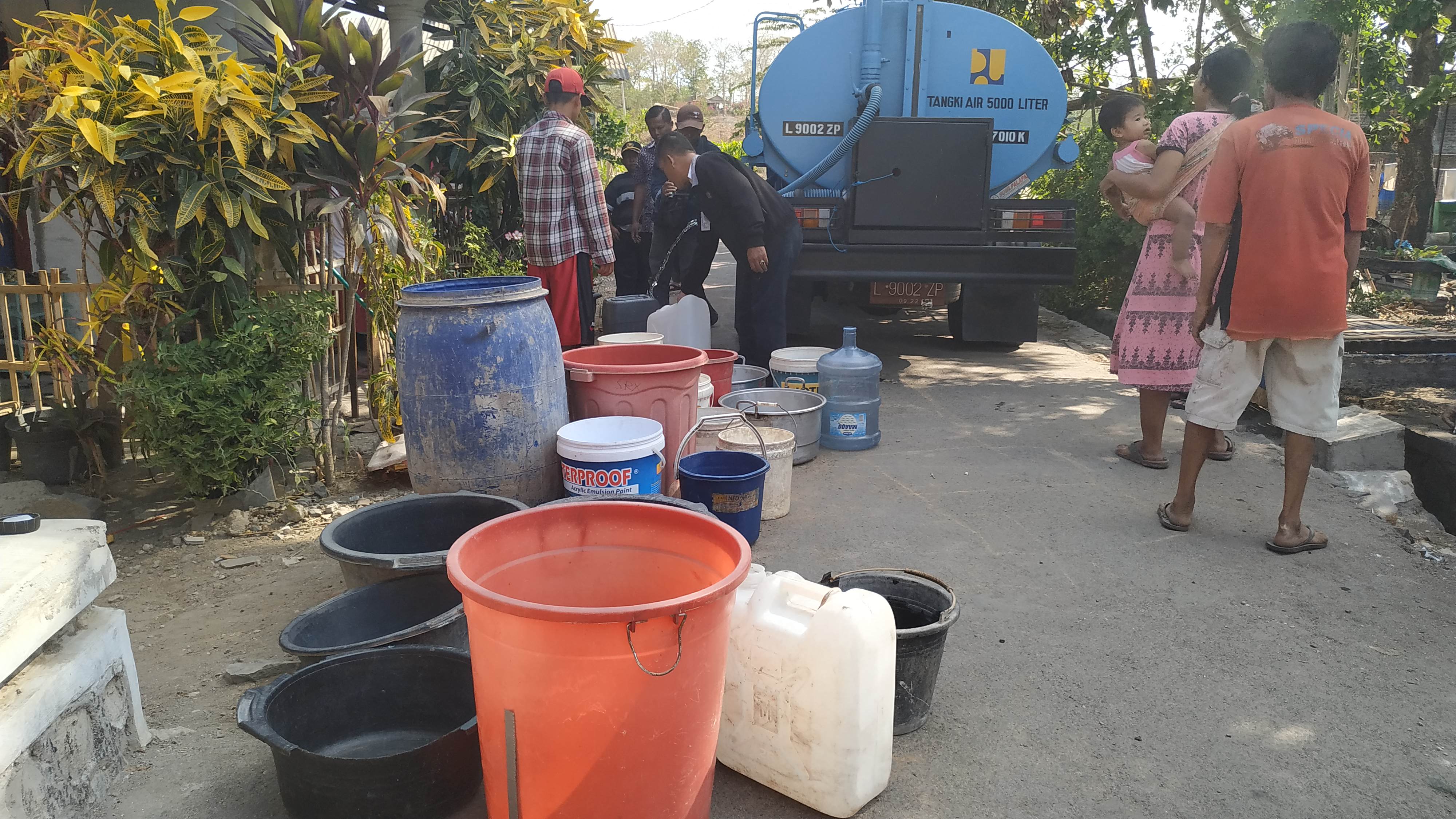 Warga lereng kaki Gunung Klotok, antre droping air bersih.  (Foto: Fendi/ngopibareng.id)