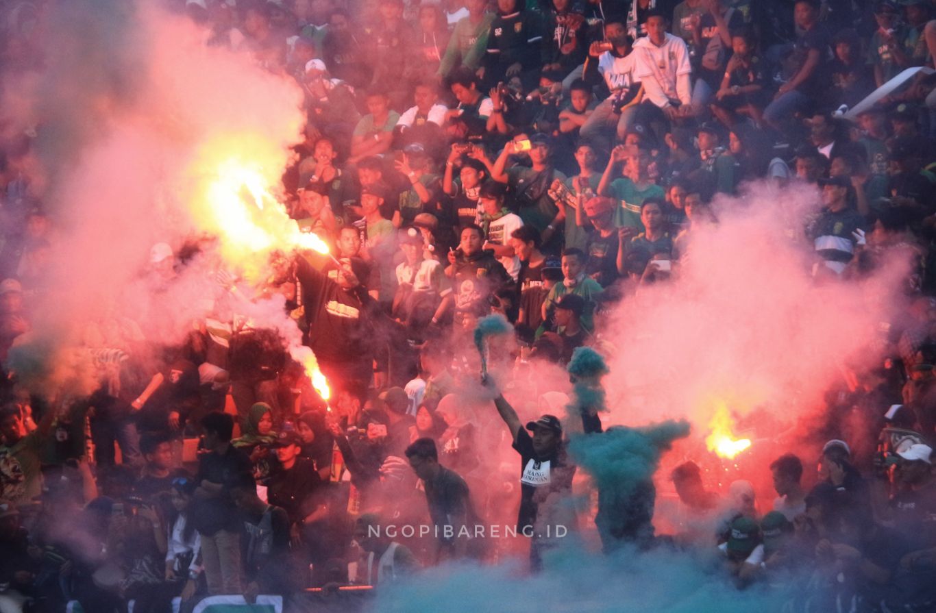 Aksi Bonek Mania di Stadion Gelora Bung Tomo (GBT) saat Persebaya jamu PSS Sleman, Selasa 29 Oktober 2019. (Foto: Haris/ngopibareng.id)