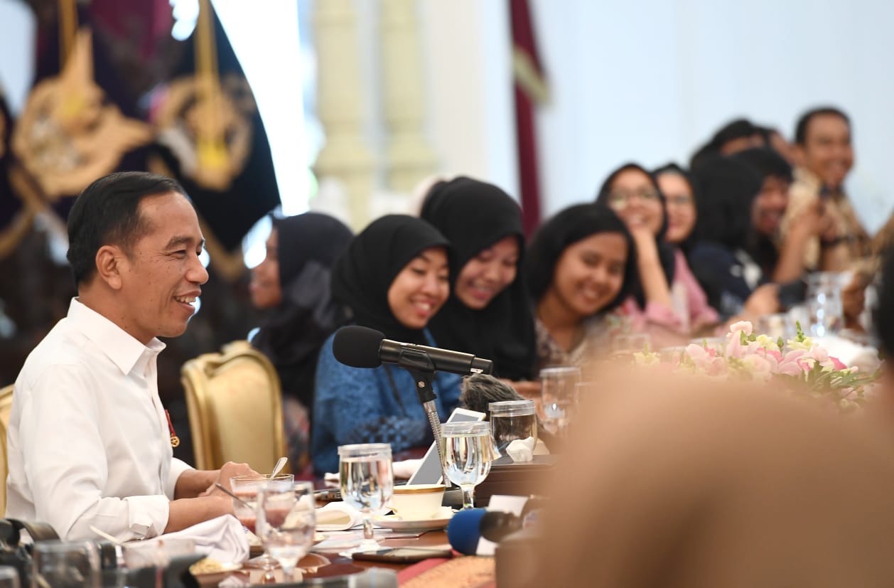 Presiden Joko Widodo (Jokowi) saat berbincang bersama wartawan di Istana Merdeka, Jakarta, menjelang kunjungan kerja ke Thailand, pada Sabtu 2 November 2019. (Foto: Setpres)