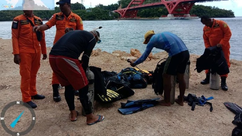 Tim Basarnas melakukan pencarian korban di bawah Jembatan Youtefa, Papua.
