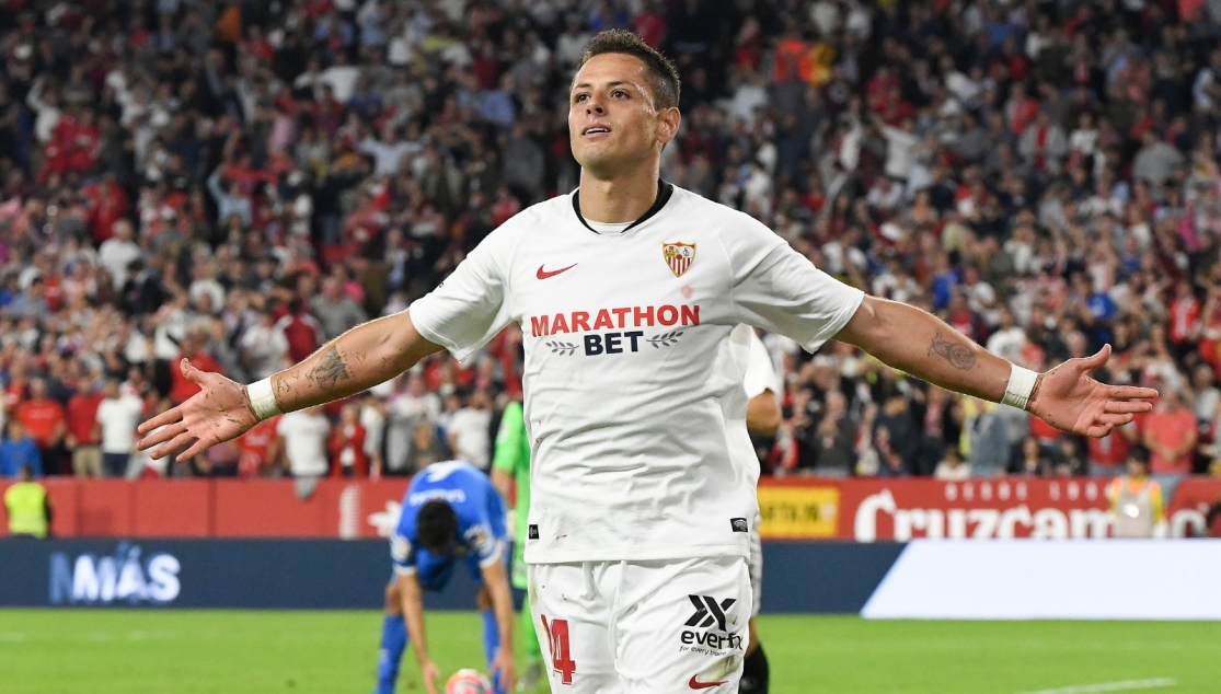 Javier Chicharito Hernandez akan menjadi tumpuan di lini serang Sevilla saat menjamu Atletico Madrid. (Foto: Twitter/@SevillaFC)