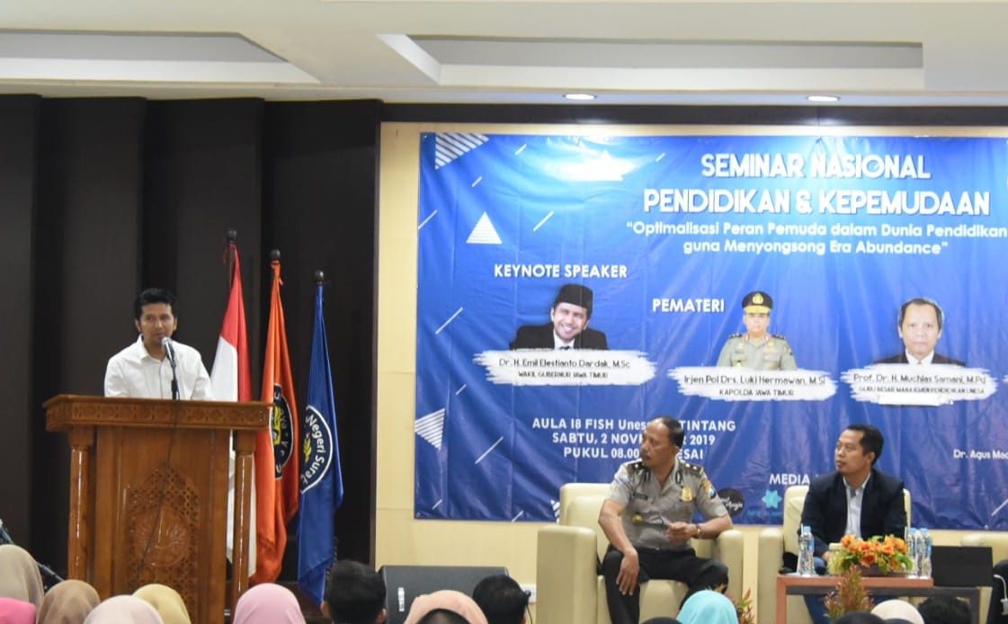 Wagub Jatim, Emil Dardak saat menjadi keynote speaker dalam seminar nasional Unesa, Sabtu, 2 November 2019.