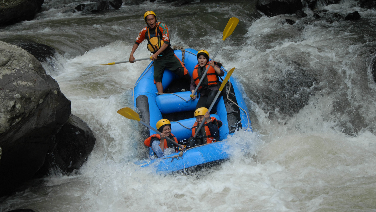 KEGIATAN arung jeram (rafting) di Kali Pekalen, Kabupaten Probolinggo. (Foto: Ikhsan/ngopibareng.id)