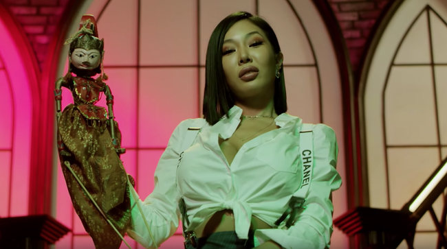 Penampilan rapper asal Korea, Jessi dalam video musik Drip. (Foto: YouTube P-Nation)