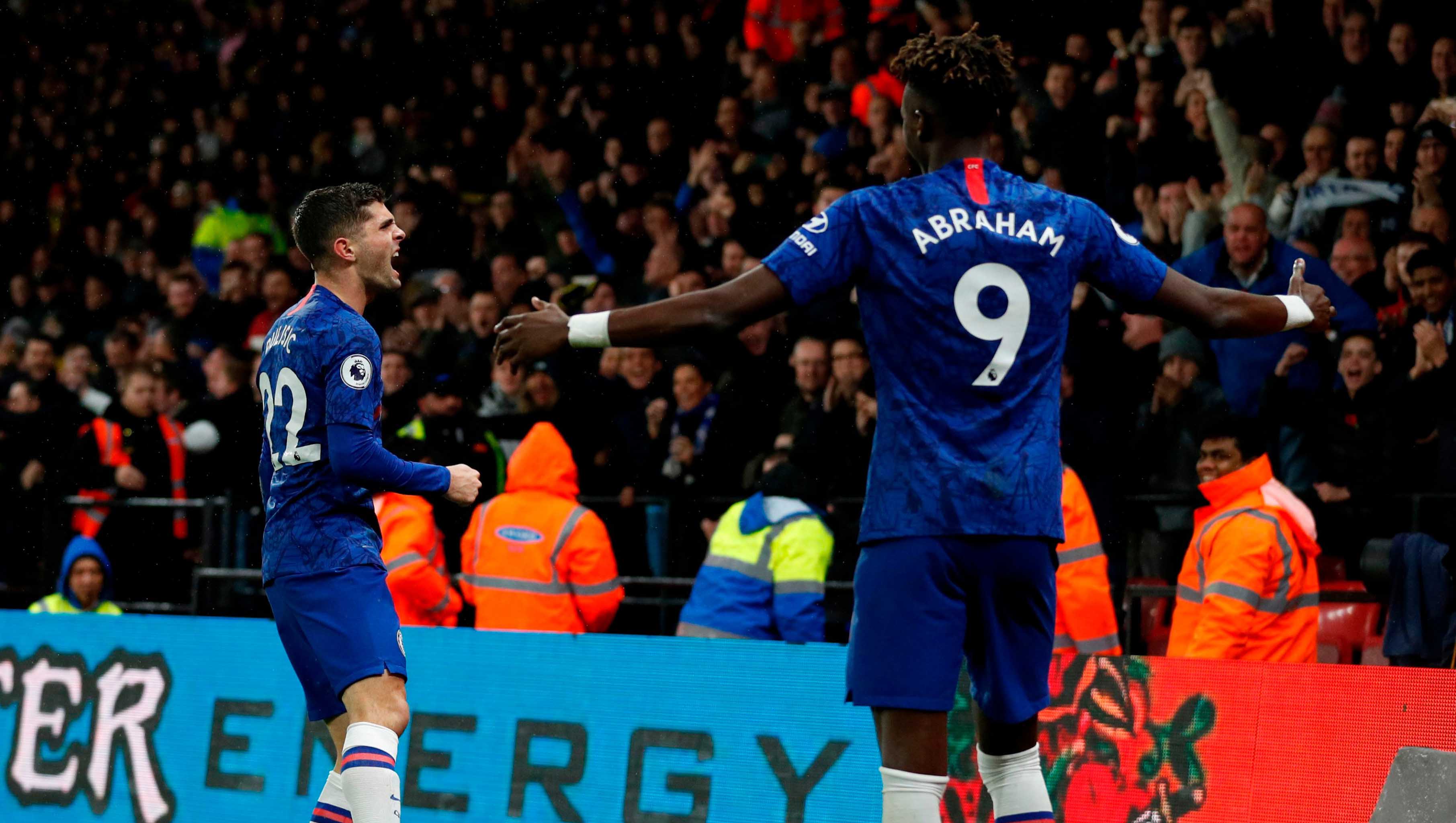 Dua pencetak gol Chelsea, Christian Pulisic dan Tammy Abraham, ketika mengalahkan Watford 2-1 dalam laga lanjutan Premier League. (Foto: Twitter/@ChelseaFC)