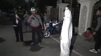 Penangkapan seorang pemuda yang sedang nge-prank dengan dandan ala pocong, di Makasar. (Foto: Istimewa)