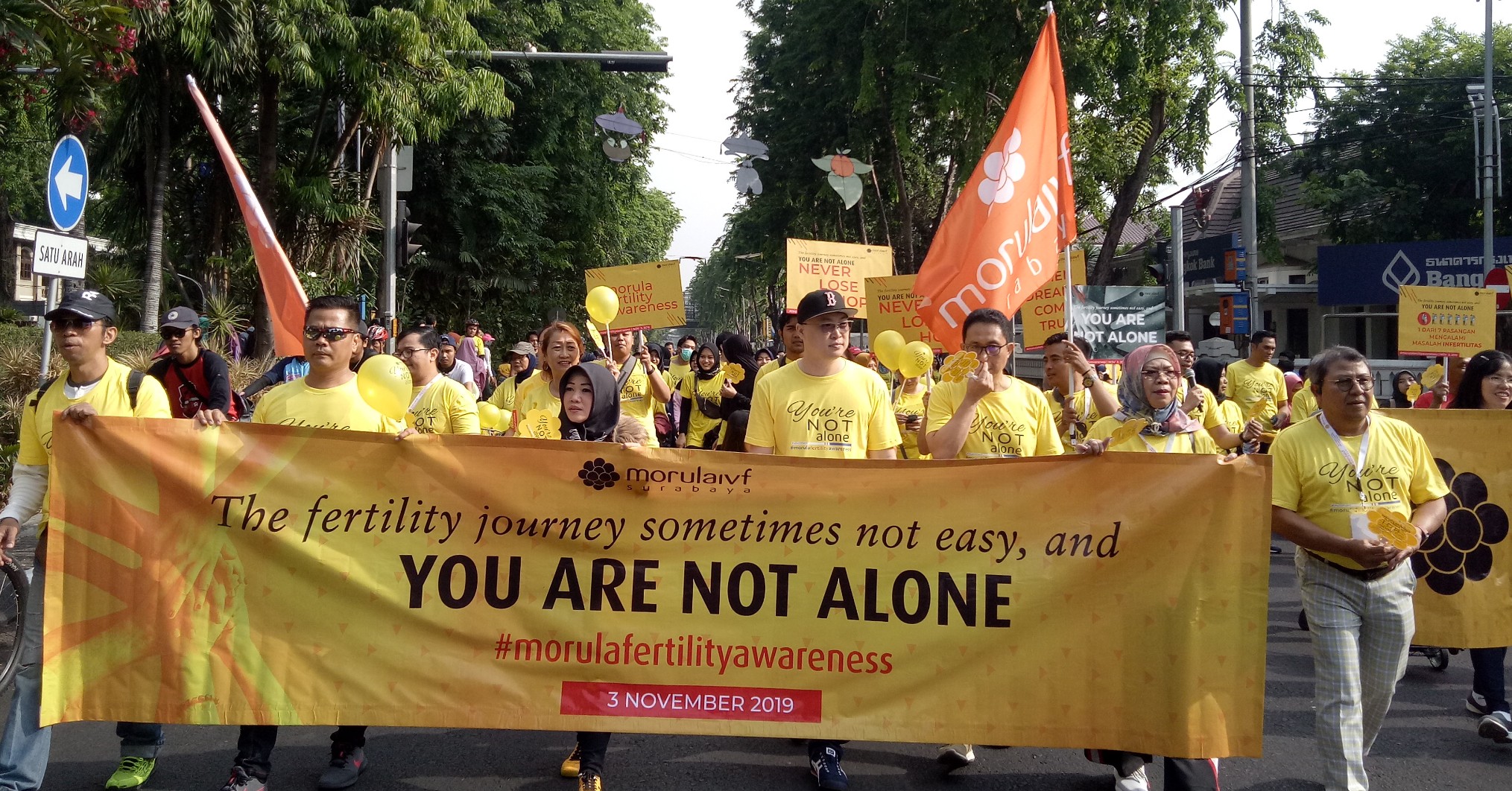 Kampanye bayi tabung oleh Morula IVF Surabaya, untuk mengajak pasangan yang memiliki masalah kesuburan tidak menyerah. Acara digelar di area Car Free Day, Raya Darmo, Surabaya, Minggu, 3 November 2019. (Foto: Pita/ngopibareng.id)