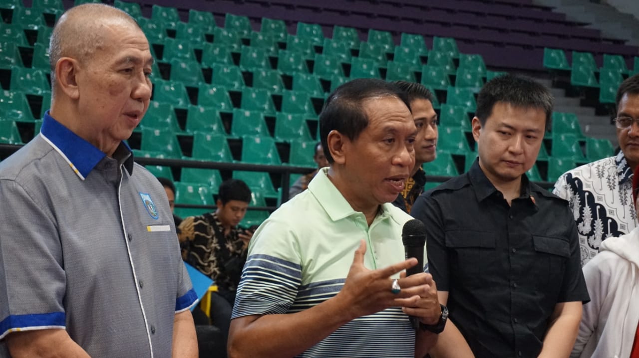 Menteri Pemuda dan Olahraga (Menpora), Zainuddin Amali saat melihat perkembangan Pelatnas basket putri Indonesia di Gor Kertajaya, Surabaya, Minggu 4 November 2019. (Foto: Haris/Ngopibareng.id)