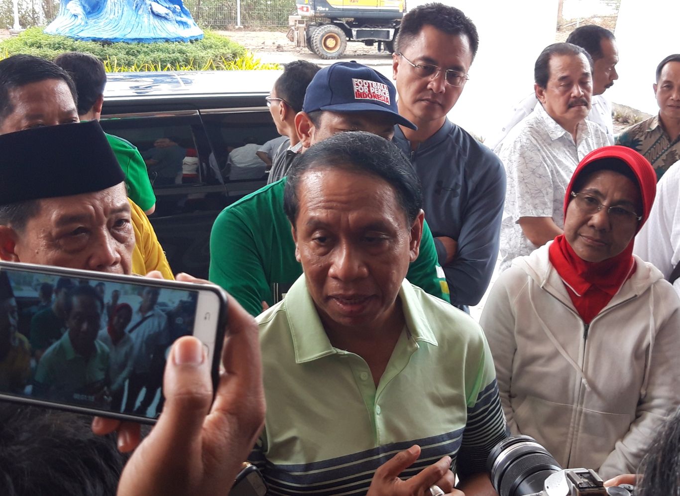 Menteri Pemuda dan Olahraga (Menpora), Zainudin Amali saat mencoba membuka pintu stadion GBT yang dikunci oleh pihak Dispora Surabaya. (Foto: Haris/ngopibareng.id)