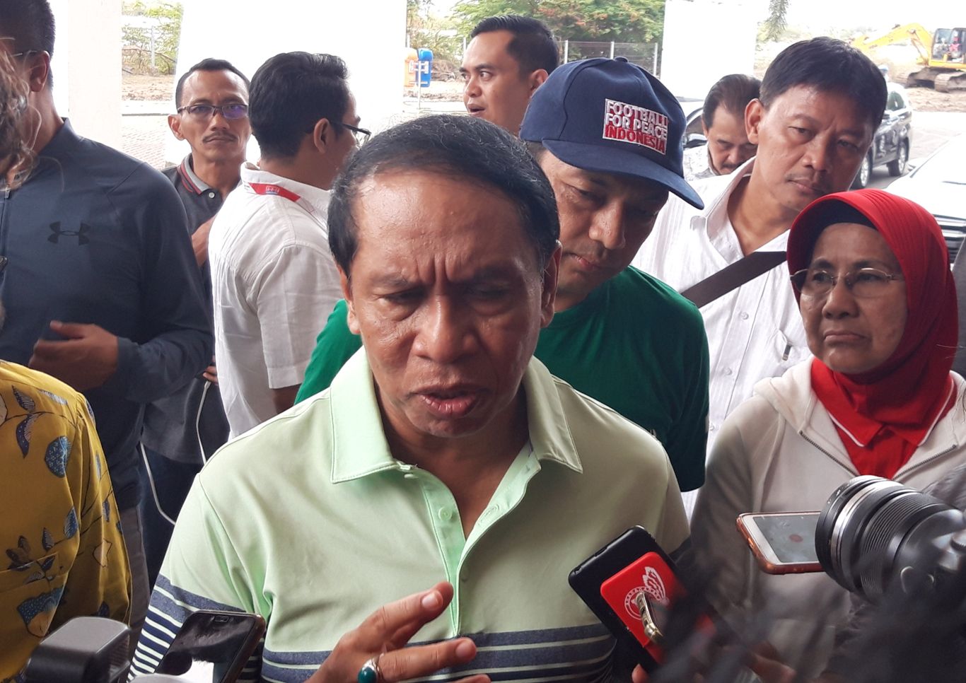 Menteri Pemuda dan Olahraga (Menpora), Zainudin Amali saat mencoba membuka pintu stadion GBT yang dikunci oleh pihak Dispora Surabaya. (Foto: Haris/ngopibareng.id)