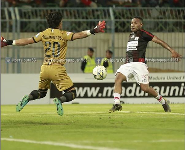 Aksi Titus Bonai menjebol gawang Muhammad Ridho. (Foto: Instagram Persipura Papua 1963)