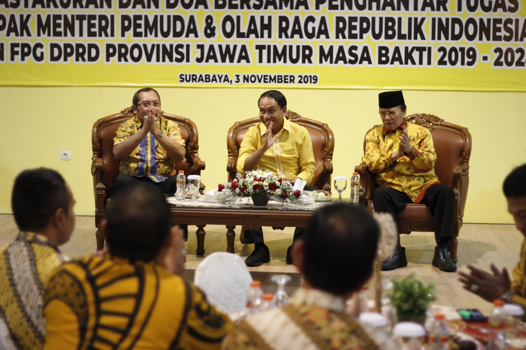 Plt Ketua Umum DPD Golkar Jatim sekaligus Menpora RI, Zainudin Amali (tengah) saat bertemu dengan kader Golkar di Kantor DPD Golkar Jatim, Surabaya, Minggu 3 November 2019. (Foto: Fariz/ngopibareng.id)