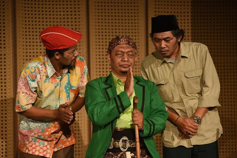 Salah satu adegan Teater Gandrik ketika mementaskan 