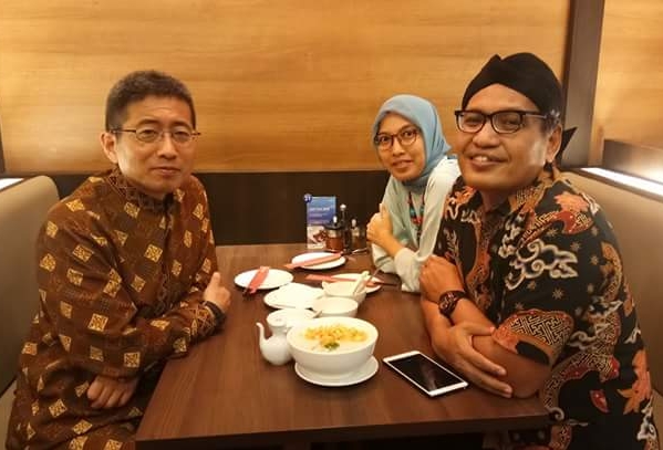 Peneliti asal Jepang Prof Hisanori Kato bersama Ulil Abshar-Abdalla dan isterinya. (Foto: Istimewa)