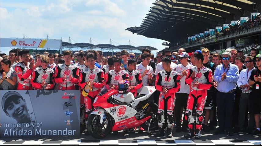 Seluruh pembalap dunia mendoakan almarhum Afridza Munandar usai balapan Asia Talent Cup 2019. (Foto: Facebook Astra Honda Racing Team)