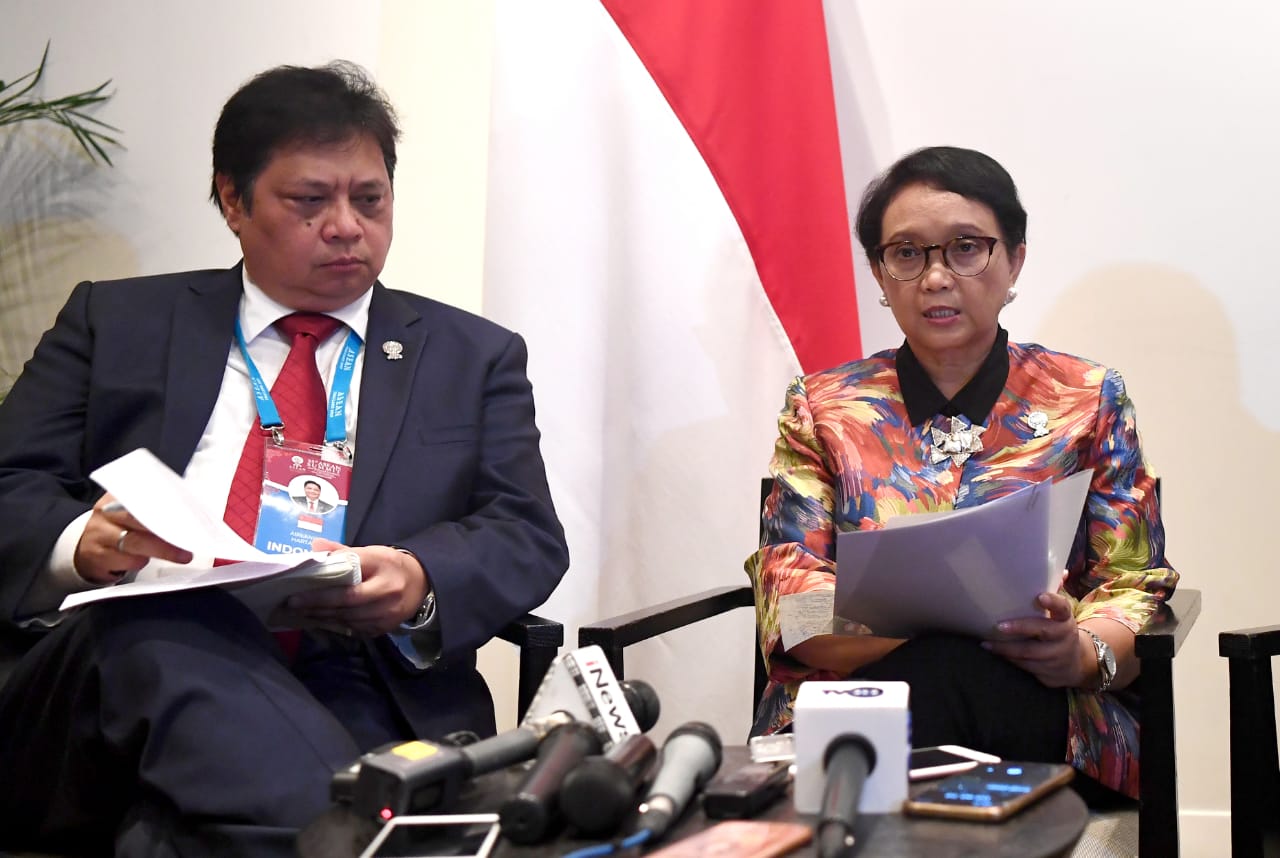 Menlu Retno Marsudi bersama Menko Ekonomi Airlangga Hartarto di Bangkok. (Foto:Setneg)