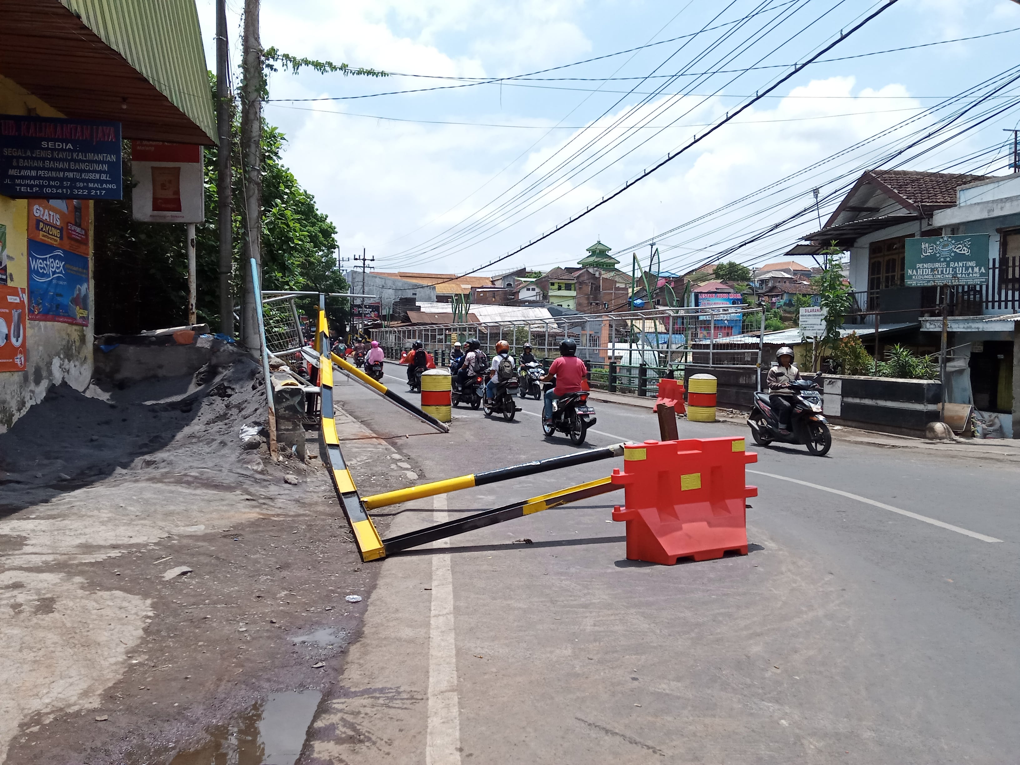 Portal Jembatan Muharto yang ambruk tertabrak truk pengangkut jagung. (Foto: Theo/ngopibareng.id)