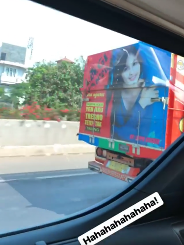 Wajah artis cantik Sandra Dewi juga pernah mejeng di truk.
