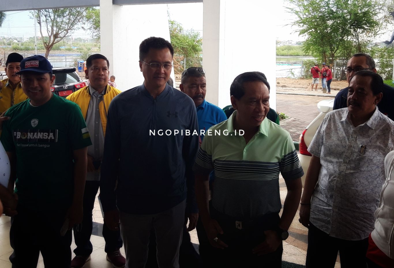 Menteri Pemuda dan Olahraga (Menpora), Zainudin Amali, saat tidak bisa masuk ke dalam Stadion GBT yang dikunci oleh pihak Dispora Surabaya. (Foto: Haris/Ngopibareng.id)