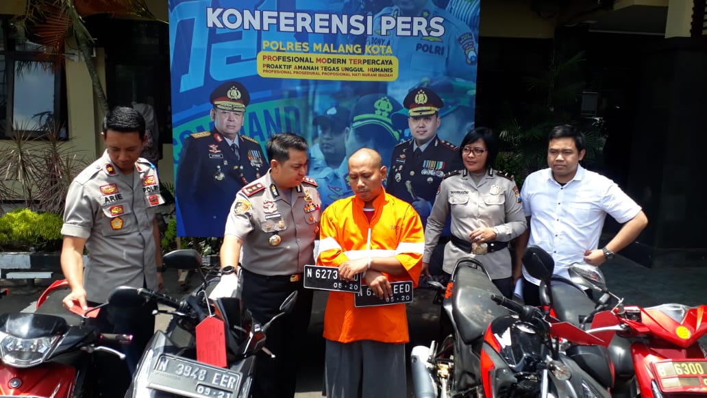 Tersangka pencurian motor beserta barang bukti saat rilis kasus curanmor di halaman Mapolresta Malang (Foto: Theo/Ngopibareng.id)