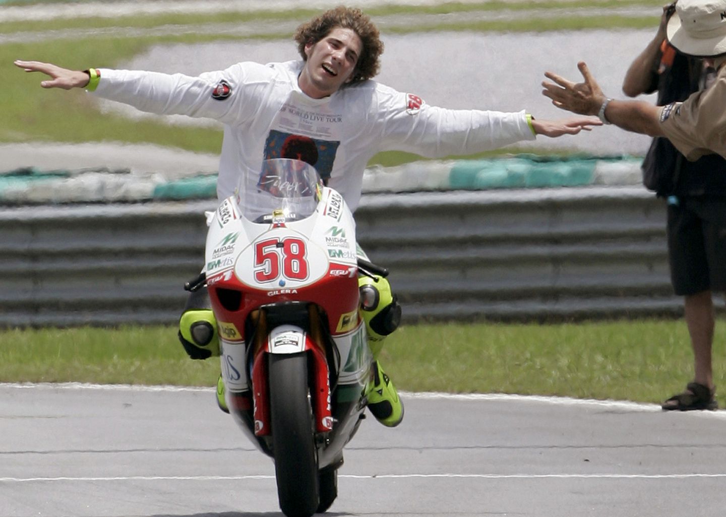 Marco Simoncelli tewas akibat kecelakaan di tikungan ke-11 MotoGP Malaysia, 23 Oktober 2011. (Foto: Dok. MotoGP)