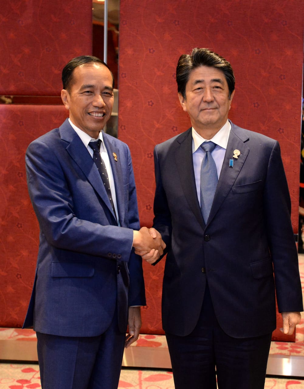 Presiden Joko Widodo bersama PM Jepang Shinzo Abe, membaas kerjasama bidang infrastruktur dan SDM di penghujung KTT ASEAN ke 35 di Bangkok. ( foto : Setpres )