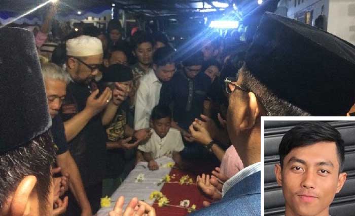 Jenazah pebalap Afridza Syach Munandar, dimakamkan di kampung halamannya di Mangkubumi, Tasikmalaya, Jabar, Senin malam. Inzet, Afridza Syach Munandar. (Foto:Antara)