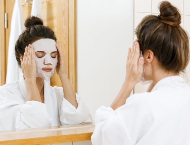 Sheet mask mudah diaplikasikan langsung ke wajah yang kusam. (Foto: Istimewa)